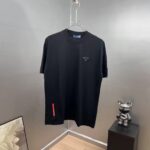 weigou_197220_0_d9fff7affc P80 Prad~普拉达经典胶条盾牌 《区别通货面料》 双纱纯棉紧密纱线短袖tee 上身十分舒适,男女同款半袖,落肩宽松版型 颜色: 黑色 白色 咖啡色 尺码:S(90-130斤) M(125-150斤) L(135-165斤) XL(160-190斤) XXL(185-220斤)
