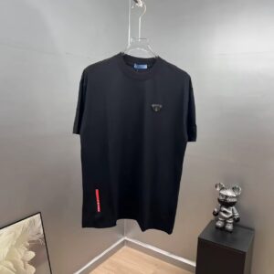P80 Prad～普拉达经典胶条盾牌 《区别通货面料》 双纱纯棉紧密纱线短袖tee 上身十分舒适，男女同款半袖，落肩宽松版型 颜色: 黑色 白色 咖啡色 尺码：S（90-130斤） M（125-150斤） L（135-165斤） XL（160-190斤） XXL（185-220斤）