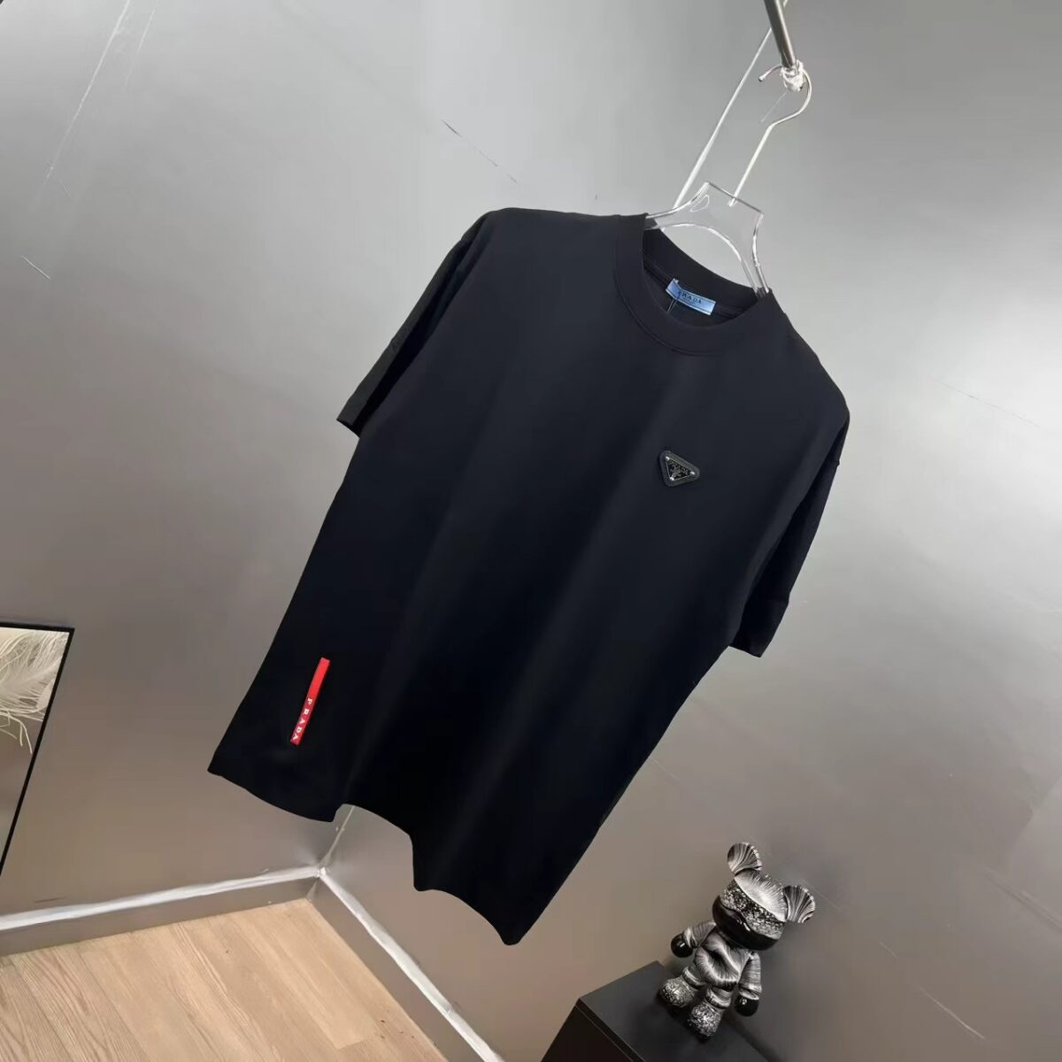 weigou_197220_1_b89ba1403e P80 Prad~普拉达经典胶条盾牌 《区别通货面料》 双纱纯棉紧密纱线短袖tee 上身十分舒适,男女同款半袖,落肩宽松版型 颜色: 黑色 白色 咖啡色 尺码:S(90-130斤) M(125-150斤) L(135-165斤) XL(160-190斤) XXL(185-220斤)