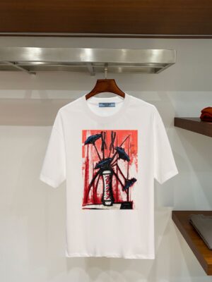 weigou_197233_0_7450494a84 P70 普拉达PRADA 新款直喷工艺 高品质280克重磅短袖T恤,进口兄弟数码白墨直喷工艺 彰显不羁的个性与强大的气场 纯棉32支双纱面料,两遍缩水工艺,立体裁剪,面布做了蚀毛,手感非常好,亲肤透气,微宽松版型,上身舒适! 日本Brother进口机数码直喷。色彩还原度 %,杜邦进口环保颜料,色牢度5级,经测验,洗涤100次,褪色程度不到1% 单品时尚感满满.日常出街或休闲都很百搭,轻松驾驭各种风格。色彩超鲜艳还透气,夏季必备 颜色:黑色/白色 码数:S-XL