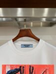 weigou_197233_3_095851738f P70 普拉达PRADA 新款直喷工艺 高品质280克重磅短袖T恤,进口兄弟数码白墨直喷工艺 彰显不羁的个性与强大的气场 纯棉32支双纱面料,两遍缩水工艺,立体裁剪,面布做了蚀毛,手感非常好,亲肤透气,微宽松版型,上身舒适! 日本Brother进口机数码直喷。色彩还原度 %,杜邦进口环保颜料,色牢度5级,经测验,洗涤100次,褪色程度不到1% 单品时尚感满满.日常出街或休闲都很百搭,轻松驾驭各种风格。色彩超鲜艳还透气,夏季必备 颜色:黑色/白色 码数:S-XL