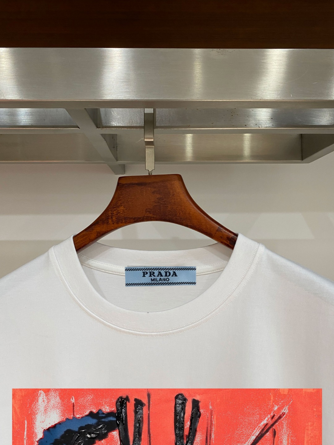 weigou_197233_3_095851738f P70 普拉达PRADA 新款直喷工艺 高品质280克重磅短袖T恤,进口兄弟数码白墨直喷工艺 彰显不羁的个性与强大的气场 纯棉32支双纱面料,两遍缩水工艺,立体裁剪,面布做了蚀毛,手感非常好,亲肤透气,微宽松版型,上身舒适! 日本Brother进口机数码直喷。色彩还原度 %,杜邦进口环保颜料,色牢度5级,经测验,洗涤100次,褪色程度不到1% 单品时尚感满满.日常出街或休闲都很百搭,轻松驾驭各种风格。色彩超鲜艳还透气,夏季必备 颜色:黑色/白色 码数:S-XL