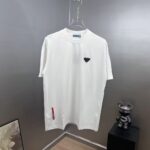 P80 Prad～普拉达经典胶条盾牌 《区别通货面料》 双纱纯棉紧密纱线短袖tee 上身十分舒适，男女同款半袖，落肩宽松版型 颜色: 黑色 白色 咖啡色 尺码：S（90-130斤） M（125-150斤） L（135-165斤） XL（160-190斤） XXL（185-220斤）