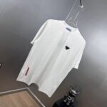 P80 Prad～普拉达经典胶条盾牌 《区别通货面料》 双纱纯棉紧密纱线短袖tee 上身十分舒适，男女同款半袖，落肩宽松版型 颜色: 黑色 白色 咖啡色 尺码：S（90-130斤） M（125-150斤） L（135-165斤） XL（160-190斤） XXL（185-220斤）