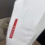 P80 Prad～普拉达经典胶条盾牌 《区别通货面料》 双纱纯棉紧密纱线短袖tee 上身十分舒适，男女同款半袖，落肩宽松版型 颜色: 黑色 白色 咖啡色 尺码：S（90-130斤） M（125-150斤） L（135-165斤） XL（160-190斤） XXL（185-220斤）