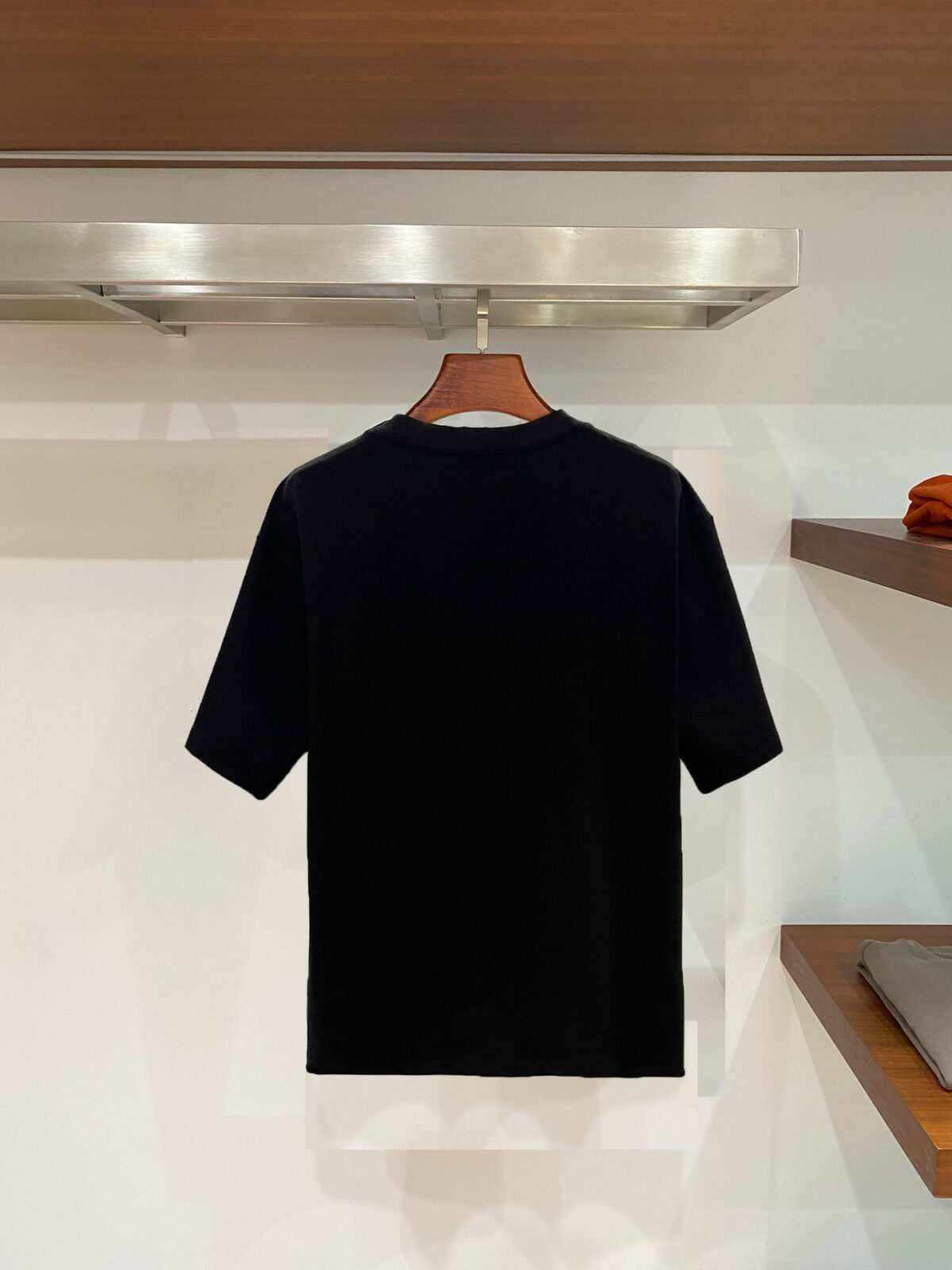 P70 普拉达PRADA 新款直喷工艺 高品质280克重磅短袖T恤，进口兄弟数码白墨直喷工艺 彰显不羁的个性与强大的气场 纯棉32支双纱面料，两遍缩水工艺，立体裁剪，面布做了蚀毛，手感非常好，亲肤透气，微宽松版型，上身舒适！ 日本Brother进口机数码直喷。色彩还原度 %，杜邦进口环保颜料，色牢度5级，经测验，洗涤100次，褪色程度不到1% 单品时尚感满满.日常出街或休闲都很百搭，轻松驾驭各种风格。色彩超鲜艳还透气，夏季必备 颜色：黑色/白色 码数：S-XL