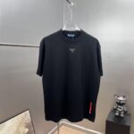 P80 Prad～普拉刺绣三角盾牌胶条 《区别通货面料》 双纱平纹，紧密纱线短袖T恤，上身十分舒适，男女同款半袖，落肩宽松版型 颜色: 黑色 白色 咖啡色 尺码：S（90-130斤） M（125-150斤） L（135-165斤） XL（160-190斤） XXL（185-220斤）