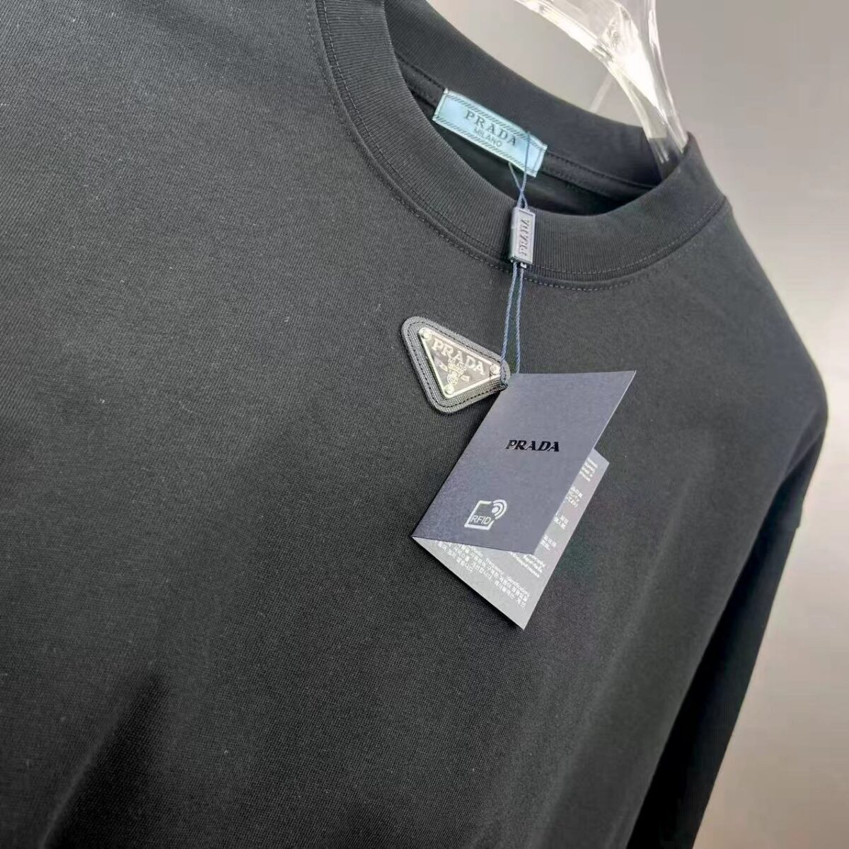 P80 Prad～普拉刺绣三角盾牌胶条 《区别通货面料》 双纱平纹，紧密纱线短袖T恤，上身十分舒适，男女同款半袖，落肩宽松版型 颜色: 黑色 白色 咖啡色 尺码：S（90-130斤） M（125-150斤） L（135-165斤） XL（160-190斤） XXL（185-220斤）
