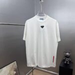 P80 Prad～普拉刺绣三角盾牌胶条 《区别通货面料》 双纱平纹，紧密纱线短袖T恤，上身十分舒适，男女同款半袖，落肩宽松版型 颜色: 黑色 白色 咖啡色 尺码：S（90-130斤） M（125-150斤） L（135-165斤） XL（160-190斤） XXL（185-220斤）