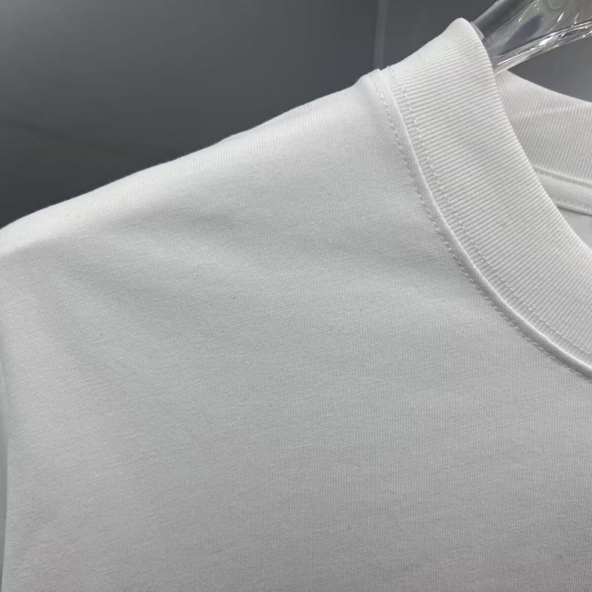 P80 Prad～普拉刺绣三角盾牌胶条 《区别通货面料》 双纱平纹，紧密纱线短袖T恤，上身十分舒适，男女同款半袖，落肩宽松版型 颜色: 黑色 白色 咖啡色 尺码：S（90-130斤） M（125-150斤） L（135-165斤） XL（160-190斤） XXL（185-220斤）
