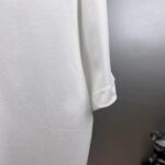 P80 Prad～普拉刺绣三角盾牌胶条 《区别通货面料》 双纱平纹，紧密纱线短袖T恤，上身十分舒适，男女同款半袖，落肩宽松版型 颜色: 黑色 白色 咖啡色 尺码：S（90-130斤） M（125-150斤） L（135-165斤） XL（160-190斤） XXL（185-220斤）