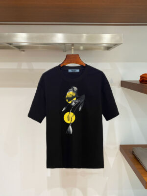 weigou_197319_0_b373870315 P70 普拉达PRADA 新款直喷工艺 高品质280克重磅短袖T恤,进口兄弟数码白墨直喷工艺 彰显不羁的个性与强大的气场 纯棉32支双纱面料,两遍缩水工艺,立体裁剪,面布做了蚀毛,手感非常好,亲肤透气,微宽松版型,上身舒适! 日本Brother进口机数码直喷。色彩还原度 %,杜邦进口环保颜料,色牢度5级,经测验,洗涤100次,褪色程度不到1% 单品时尚感满满.日常出街或休闲都很百搭,轻松驾驭各种风格。色彩超鲜艳还透气,夏季必备 颜色:黑色/白色 码数:S-XL