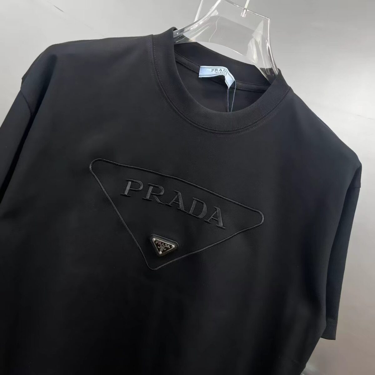 P80 Prad～普拉刺绣大三角盾牌字母 《区别通货面料》 双纱纯棉紧密纱线短袖tee 上身十分舒适，男女同款半袖，落肩宽松版型 颜色: 黑色 白色 咖啡色 尺码：S（90-130斤） M（125-150斤） L（135-165斤） XL（160-190斤） XXL（185-220斤）