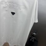weigou_197364_3_6d64ba7cfe P80 Prad~普拉刺绣大三角盾牌字母 《区别通货面料》 双纱纯棉紧密纱线短袖tee 上身十分舒适,男女同款半袖,落肩宽松版型 颜色: 黑色 白色 咖啡色 尺码:S(90-130斤) M(125-150斤) L(135-165斤) XL(160-190斤) XXL(185-220斤)