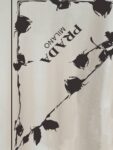 weigou_197409_1_99cf25a05b P70 普拉达PRADA 新款直喷工艺 高品质280克重磅短袖T恤,进口兄弟数码白墨直喷工艺 彰显不羁的个性与强大的气场 纯棉32支双纱面料,两遍缩水工艺,立体裁剪,面布做了蚀毛,手感非常好,亲肤透气,微宽松版型,上身舒适! 日本Brother进口机数码直喷。色彩还原度 %,杜邦进口环保颜料,色牢度5级,经测验,洗涤100次,褪色程度不到1% 单品时尚感满满.日常出街或休闲都很百搭,轻松驾驭各种风格。色彩超鲜艳还透气,夏季必备 颜色:黑色/白色 码数:S-XL