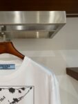 weigou_197409_2_51a69c78cf P70 普拉达PRADA 新款直喷工艺 高品质280克重磅短袖T恤,进口兄弟数码白墨直喷工艺 彰显不羁的个性与强大的气场 纯棉32支双纱面料,两遍缩水工艺,立体裁剪,面布做了蚀毛,手感非常好,亲肤透气,微宽松版型,上身舒适! 日本Brother进口机数码直喷。色彩还原度 %,杜邦进口环保颜料,色牢度5级,经测验,洗涤100次,褪色程度不到1% 单品时尚感满满.日常出街或休闲都很百搭,轻松驾驭各种风格。色彩超鲜艳还透气,夏季必备 颜色:黑色/白色 码数:S-XL