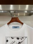 weigou_197409_3_15b658852a P70 普拉达PRADA 新款直喷工艺 高品质280克重磅短袖T恤,进口兄弟数码白墨直喷工艺 彰显不羁的个性与强大的气场 纯棉32支双纱面料,两遍缩水工艺,立体裁剪,面布做了蚀毛,手感非常好,亲肤透气,微宽松版型,上身舒适! 日本Brother进口机数码直喷。色彩还原度 %,杜邦进口环保颜料,色牢度5级,经测验,洗涤100次,褪色程度不到1% 单品时尚感满满.日常出街或休闲都很百搭,轻松驾驭各种风格。色彩超鲜艳还透气,夏季必备 颜色:黑色/白色 码数:S-XL