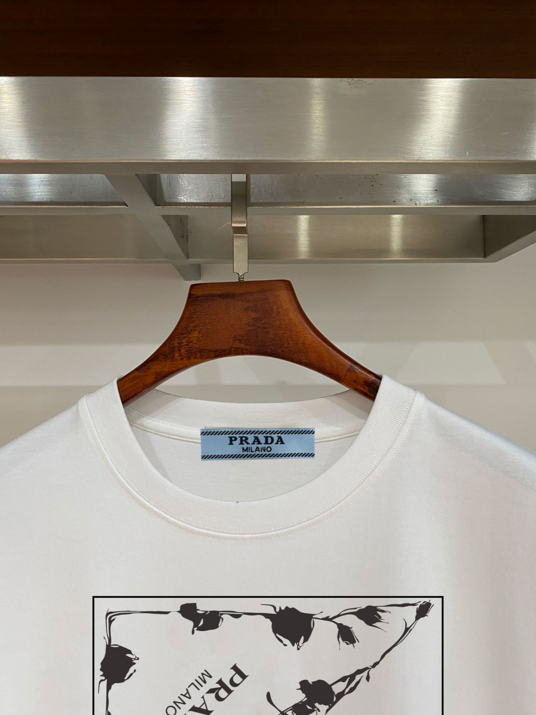weigou_197409_3_15b658852a P70 普拉达PRADA 新款直喷工艺 高品质280克重磅短袖T恤,进口兄弟数码白墨直喷工艺 彰显不羁的个性与强大的气场 纯棉32支双纱面料,两遍缩水工艺,立体裁剪,面布做了蚀毛,手感非常好,亲肤透气,微宽松版型,上身舒适! 日本Brother进口机数码直喷。色彩还原度 %,杜邦进口环保颜料,色牢度5级,经测验,洗涤100次,褪色程度不到1% 单品时尚感满满.日常出街或休闲都很百搭,轻松驾驭各种风格。色彩超鲜艳还透气,夏季必备 颜色:黑色/白色 码数:S-XL