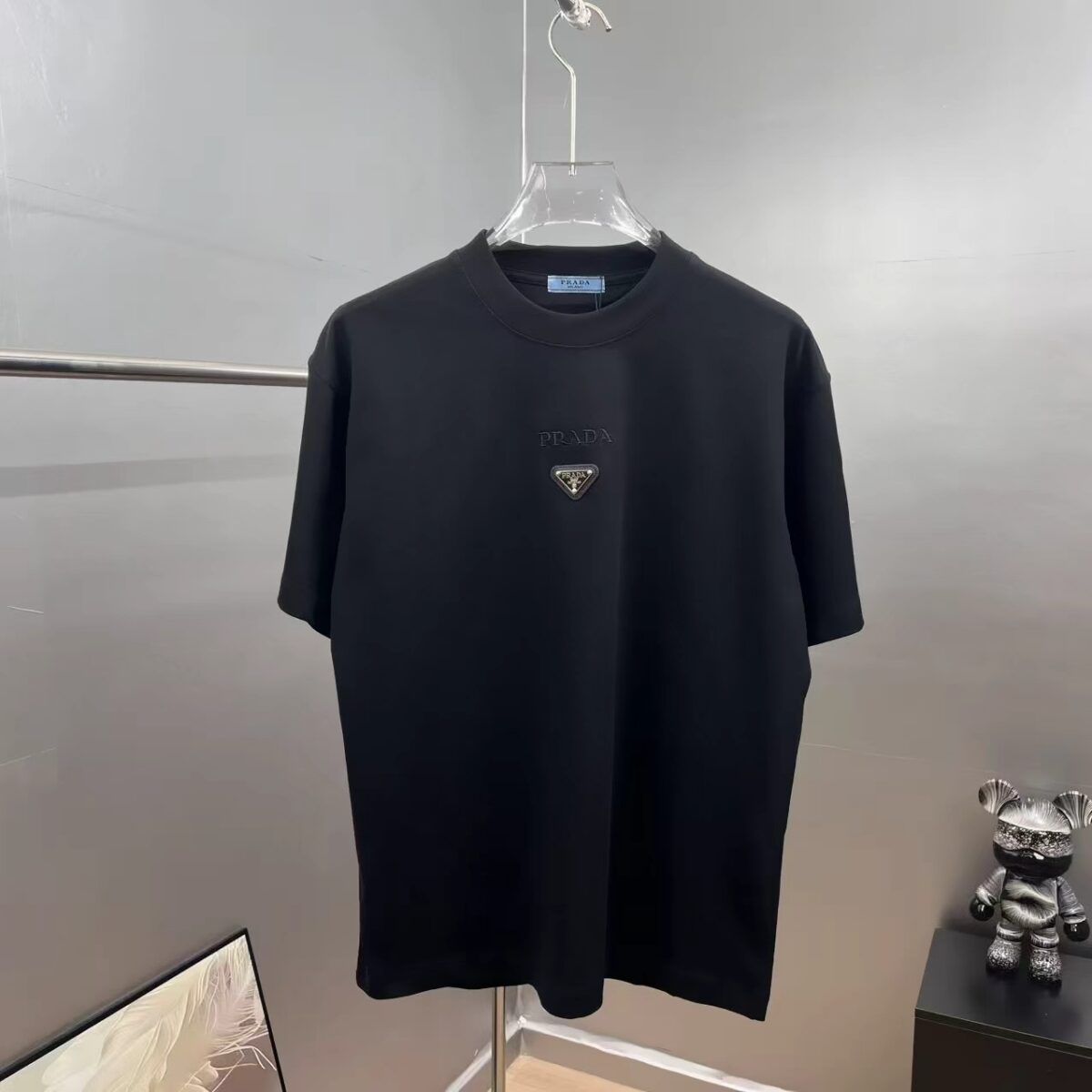P80 Prad～普拉刺绣三角盾牌字母 《区别通货面料》 双纱纯棉短袖tee 上身十分舒适，男女同款半袖，落肩宽松版型 颜色: 黑色 白色 咖啡色 尺码：S（90-130斤） M（125-150斤） L（135-165斤） XL（160-190斤） XXL（185-220斤）