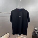 P80 Prad～普拉刺绣三角盾牌字母 《区别通货面料》 双纱纯棉短袖tee 上身十分舒适，男女同款半袖，落肩宽松版型 颜色: 黑色 白色 咖啡色 尺码：S（90-130斤） M（125-150斤） L（135-165斤） XL（160-190斤） XXL（185-220斤）