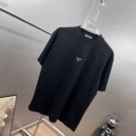 P80 Prad～普拉刺绣三角盾牌字母 《区别通货面料》 双纱纯棉短袖tee 上身十分舒适，男女同款半袖，落肩宽松版型 颜色: 黑色 白色 咖啡色 尺码：S（90-130斤） M（125-150斤） L（135-165斤） XL（160-190斤） XXL（185-220斤）