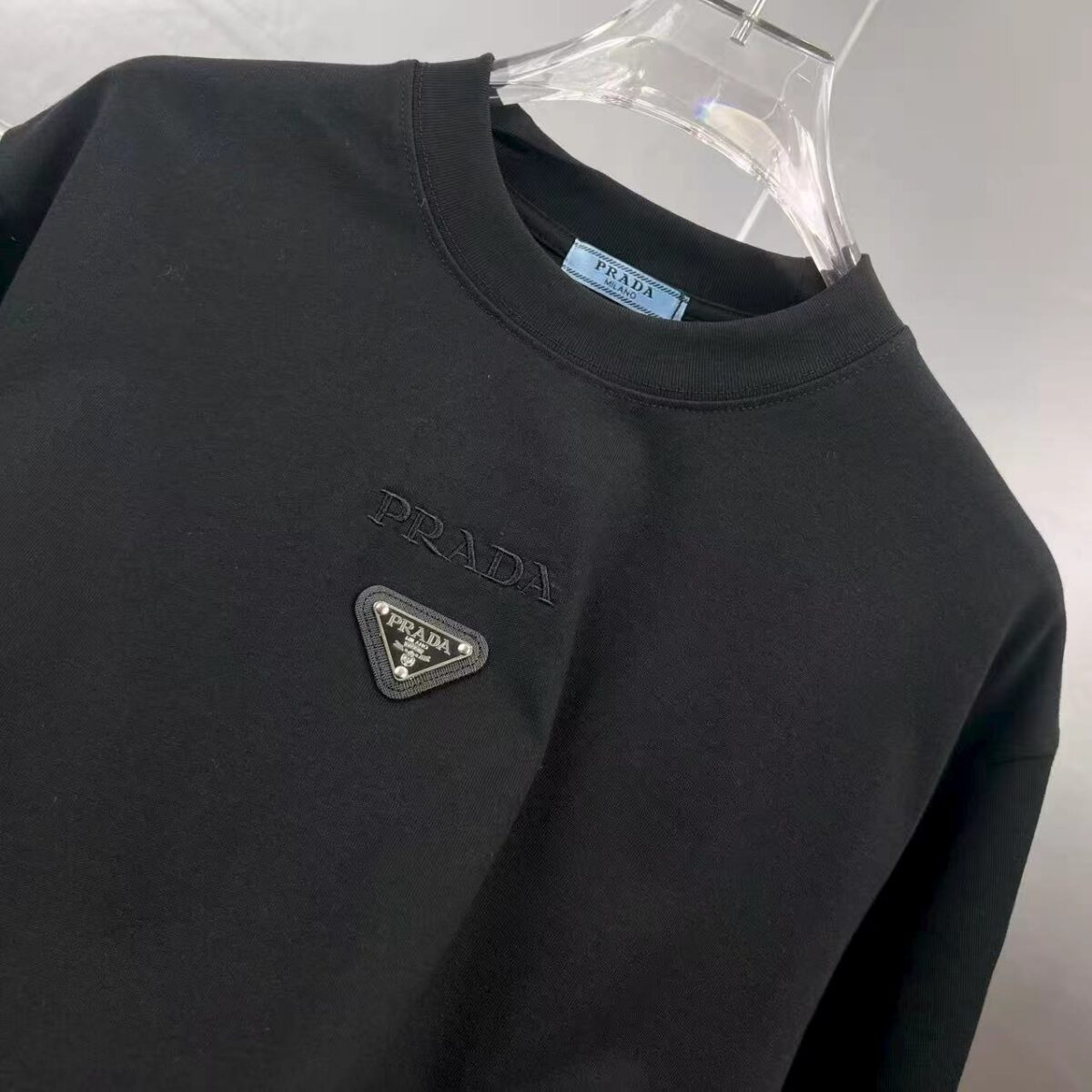 P80 Prad～普拉刺绣三角盾牌字母 《区别通货面料》 双纱纯棉短袖tee 上身十分舒适，男女同款半袖，落肩宽松版型 颜色: 黑色 白色 咖啡色 尺码：S（90-130斤） M（125-150斤） L（135-165斤） XL（160-190斤） XXL（185-220斤）