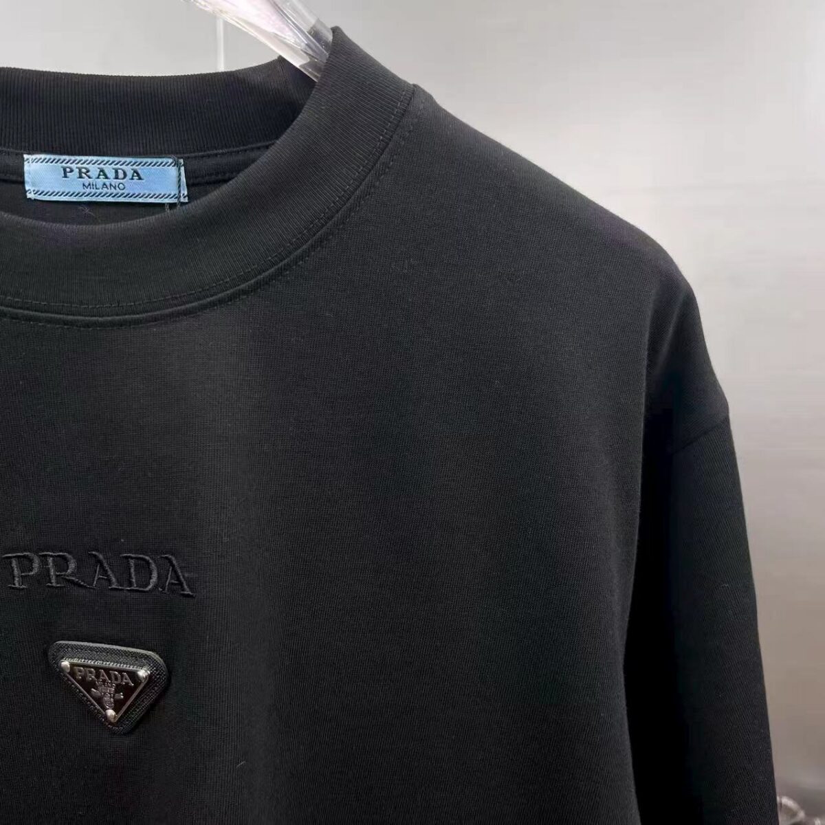 P80 Prad～普拉刺绣三角盾牌字母 《区别通货面料》 双纱纯棉短袖tee 上身十分舒适，男女同款半袖，落肩宽松版型 颜色: 黑色 白色 咖啡色 尺码：S（90-130斤） M（125-150斤） L（135-165斤） XL（160-190斤） XXL（185-220斤）