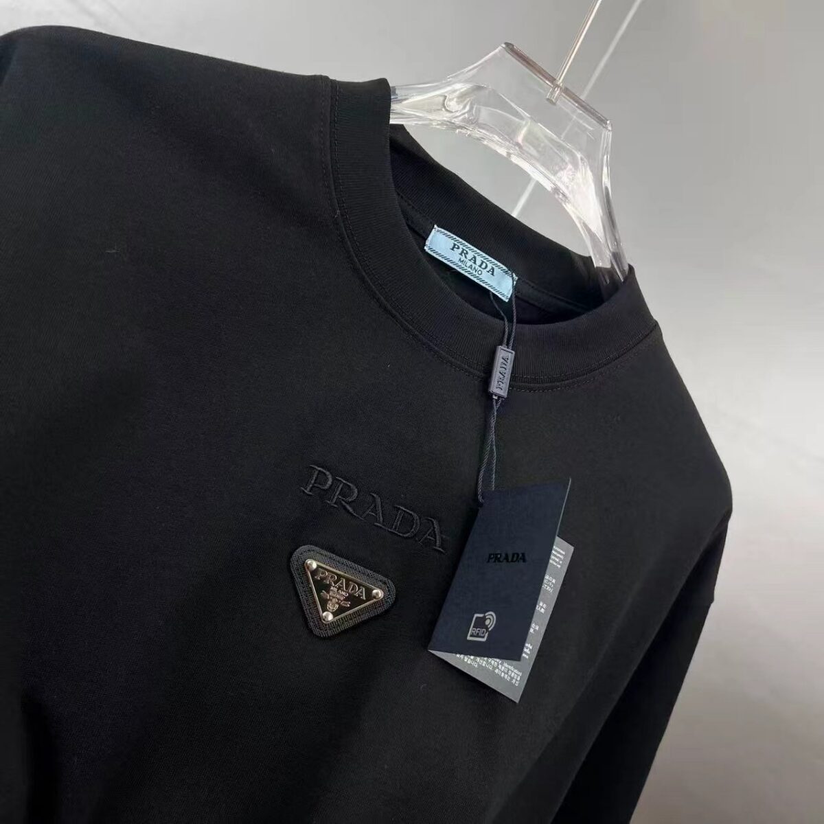 P80 Prad～普拉刺绣三角盾牌字母 《区别通货面料》 双纱纯棉短袖tee 上身十分舒适，男女同款半袖，落肩宽松版型 颜色: 黑色 白色 咖啡色 尺码：S（90-130斤） M（125-150斤） L（135-165斤） XL（160-190斤） XXL（185-220斤）