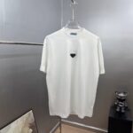 weigou_197491_0_88afb28272 P80 Prad~普拉刺绣三角盾牌字母 《区别通货面料》 双纱纯棉短袖tee 上身十分舒适,男女同款半袖,落肩宽松版型 颜色: 黑色 白色 咖啡色 尺码:S(90-130斤) M(125-150斤) L(135-165斤) XL(160-190斤) XXL(185-220斤)