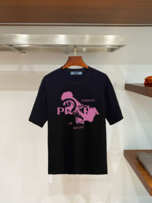 weigou_197505_0_34172380f5 P70 普拉达PRADA 新款直喷工艺 高品质280克重磅短袖T恤,进口兄弟数码白墨直喷工艺 彰显不羁的个性与强大的气场 纯棉32支双纱面料,两遍缩水工艺,立体裁剪,面布做了蚀毛,手感非常好,亲肤透气,微宽松版型,上身舒适! 日本Brother进口机数码直喷。色彩还原度 %,杜邦进口环保颜料,色牢度5级,经测验,洗涤100次,褪色程度不到1% 单品时尚感满满.日常出街或休闲都很百搭,轻松驾驭各种风格。色彩超鲜艳还透气,夏季必备 颜色:黑色/白色 码数:S-XL