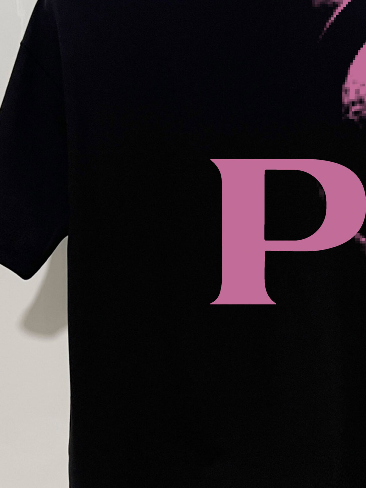 P70 普拉达PRADA 新款直喷工艺 高品质280克重磅短袖T恤，进口兄弟数码白墨直喷工艺 彰显不羁的个性与强大的气场 纯棉32支双纱面料，两遍缩水工艺，立体裁剪，面布做了蚀毛，手感非常好，亲肤透气，微宽松版型，上身舒适！ 日本Brother进口机数码直喷。色彩还原度 %，杜邦进口环保颜料，色牢度5级，经测验，洗涤100次，褪色程度不到1% 单品时尚感满满.日常出街或休闲都很百搭，轻松驾驭各种风格。色彩超鲜艳还透气，夏季必备 颜色：黑色/白色 码数：S-XL