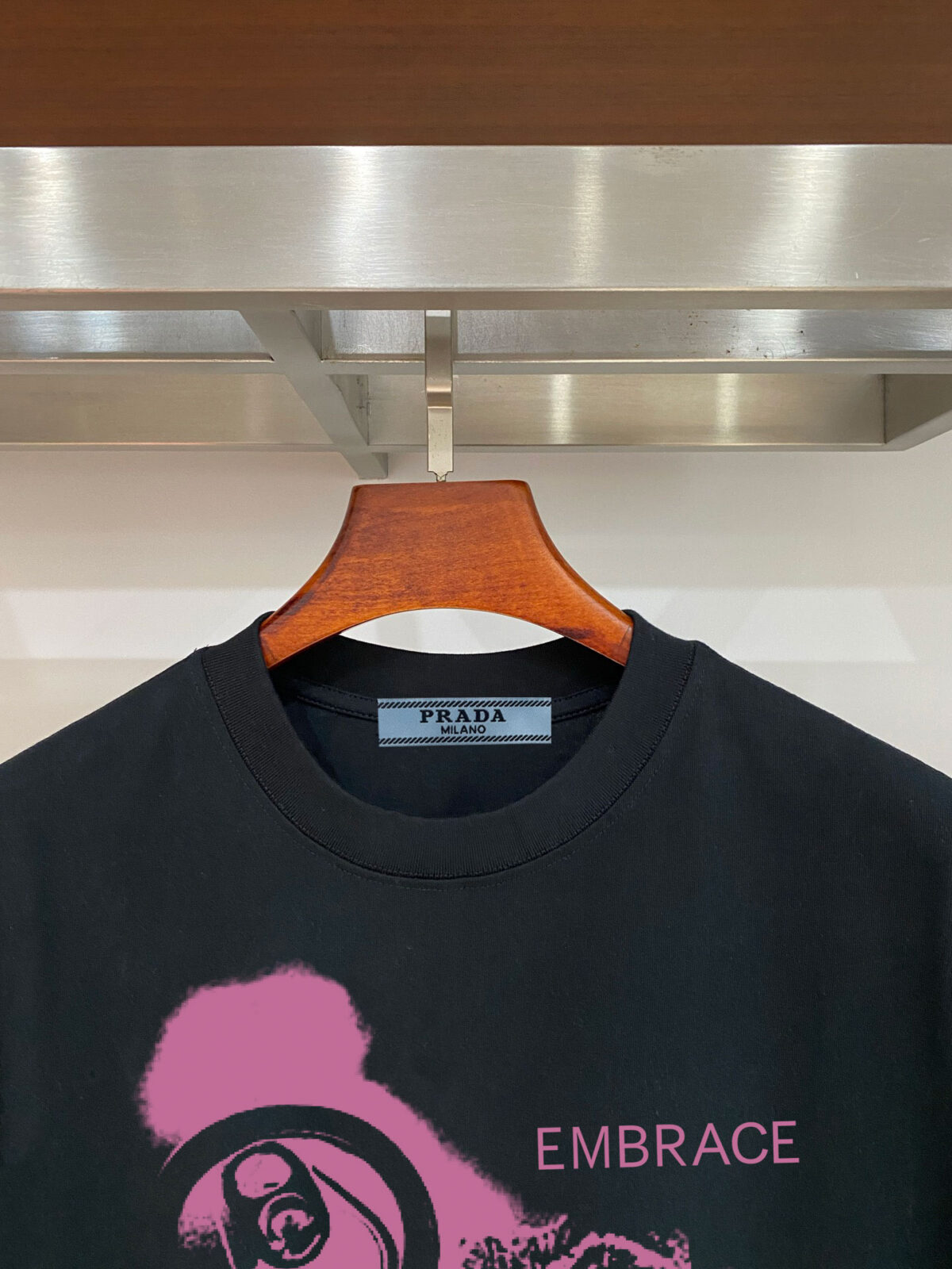 P70 普拉达PRADA 新款直喷工艺 高品质280克重磅短袖T恤，进口兄弟数码白墨直喷工艺 彰显不羁的个性与强大的气场 纯棉32支双纱面料，两遍缩水工艺，立体裁剪，面布做了蚀毛，手感非常好，亲肤透气，微宽松版型，上身舒适！ 日本Brother进口机数码直喷。色彩还原度 %，杜邦进口环保颜料，色牢度5级，经测验，洗涤100次，褪色程度不到1% 单品时尚感满满.日常出街或休闲都很百搭，轻松驾驭各种风格。色彩超鲜艳还透气，夏季必备 颜色：黑色/白色 码数：S-XL