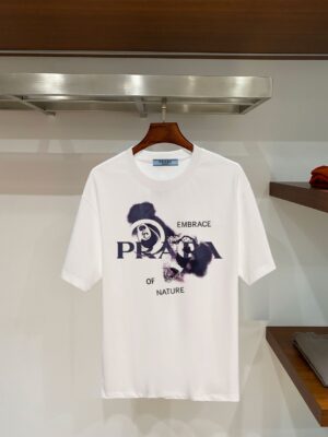 weigou_197533_0_c2da5d3160 P70 普拉达PRADA 新款直喷工艺 高品质280克重磅短袖T恤,进口兄弟数码白墨直喷工艺 彰显不羁的个性与强大的气场 纯棉32支双纱面料,两遍缩水工艺,立体裁剪,面布做了蚀毛,手感非常好,亲肤透气,微宽松版型,上身舒适! 日本Brother进口机数码直喷。色彩还原度 %,杜邦进口环保颜料,色牢度5级,经测验,洗涤100次,褪色程度不到1% 单品时尚感满满.日常出街或休闲都很百搭,轻松驾驭各种风格。色彩超鲜艳还透气,夏季必备 颜色:黑色/白色 码数:S-XL