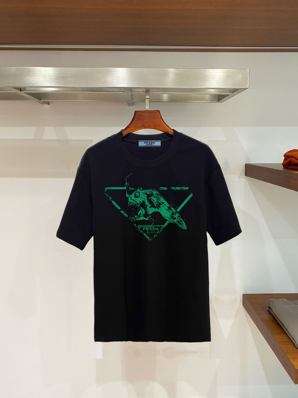 P70 普拉达PRADA 新款直喷工艺 高品质280克重磅短袖T恤，进口兄弟数码白墨直喷工艺 彰显不羁的个性与强大的气场 纯棉32支双纱面料，两遍缩水工艺，立体裁剪，面布做了蚀毛，手感非常好，亲肤透气，微宽松版型，上身舒适！ 日本Brother进口机数码直喷。色彩还原度 %，杜邦进口环保颜料，色牢度5级，经测验，洗涤100次，褪色程度不到1% 单品时尚感满满.日常出街或休闲都很百搭，轻松驾驭各种风格。色彩超鲜艳还透气，夏季必备 颜色：黑色/白色 码数：S-XL