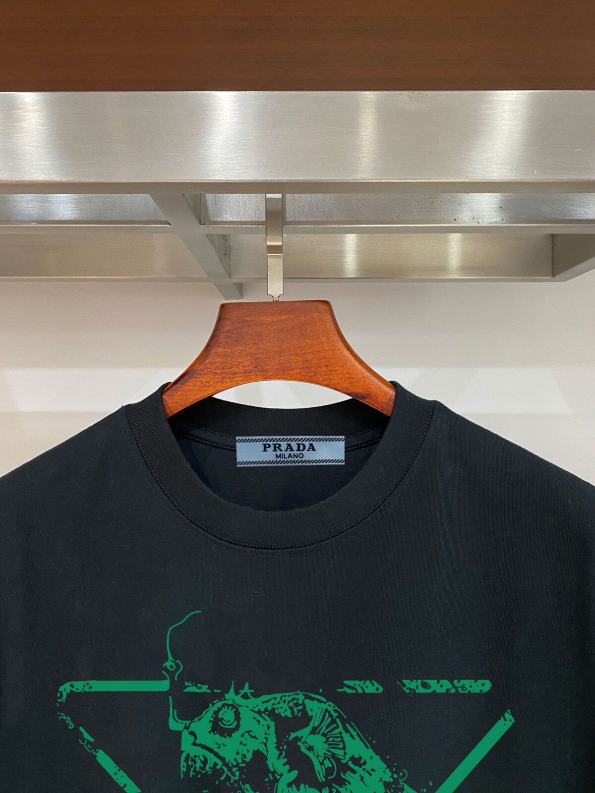 P70 普拉达PRADA 新款直喷工艺 高品质280克重磅短袖T恤，进口兄弟数码白墨直喷工艺 彰显不羁的个性与强大的气场 纯棉32支双纱面料，两遍缩水工艺，立体裁剪，面布做了蚀毛，手感非常好，亲肤透气，微宽松版型，上身舒适！ 日本Brother进口机数码直喷。色彩还原度 %，杜邦进口环保颜料，色牢度5级，经测验，洗涤100次，褪色程度不到1% 单品时尚感满满.日常出街或休闲都很百搭，轻松驾驭各种风格。色彩超鲜艳还透气，夏季必备 颜色：黑色/白色 码数：S-XL