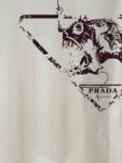 P70 普拉达PRADA 新款直喷工艺 高品质280克重磅短袖T恤，进口兄弟数码白墨直喷工艺 彰显不羁的个性与强大的气场 纯棉32支双纱面料，两遍缩水工艺，立体裁剪，面布做了蚀毛，手感非常好，亲肤透气，微宽松版型，上身舒适！ 日本Brother进口机数码直喷。色彩还原度 %，杜邦进口环保颜料，色牢度5级，经测验，洗涤100次，褪色程度不到1% 单品时尚感满满.日常出街或休闲都很百搭，轻松驾驭各种风格。色彩超鲜艳还透气，夏季必备 颜色：黑色/白色 码数：S-XL