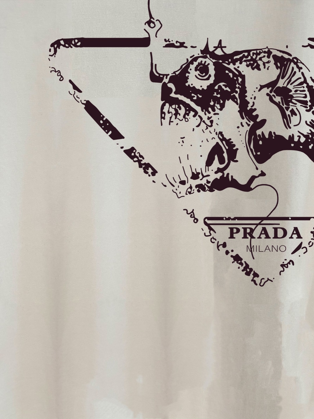 P70 普拉达PRADA 新款直喷工艺 高品质280克重磅短袖T恤，进口兄弟数码白墨直喷工艺 彰显不羁的个性与强大的气场 纯棉32支双纱面料，两遍缩水工艺，立体裁剪，面布做了蚀毛，手感非常好，亲肤透气，微宽松版型，上身舒适！ 日本Brother进口机数码直喷。色彩还原度 %，杜邦进口环保颜料，色牢度5级，经测验，洗涤100次，褪色程度不到1% 单品时尚感满满.日常出街或休闲都很百搭，轻松驾驭各种风格。色彩超鲜艳还透气，夏季必备 颜色：黑色/白色 码数：S-XL