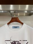 P70 普拉达PRADA 新款直喷工艺 高品质280克重磅短袖T恤，进口兄弟数码白墨直喷工艺 彰显不羁的个性与强大的气场 纯棉32支双纱面料，两遍缩水工艺，立体裁剪，面布做了蚀毛，手感非常好，亲肤透气，微宽松版型，上身舒适！ 日本Brother进口机数码直喷。色彩还原度 %，杜邦进口环保颜料，色牢度5级，经测验，洗涤100次，褪色程度不到1% 单品时尚感满满.日常出街或休闲都很百搭，轻松驾驭各种风格。色彩超鲜艳还透气，夏季必备 颜色：黑色/白色 码数：S-XL