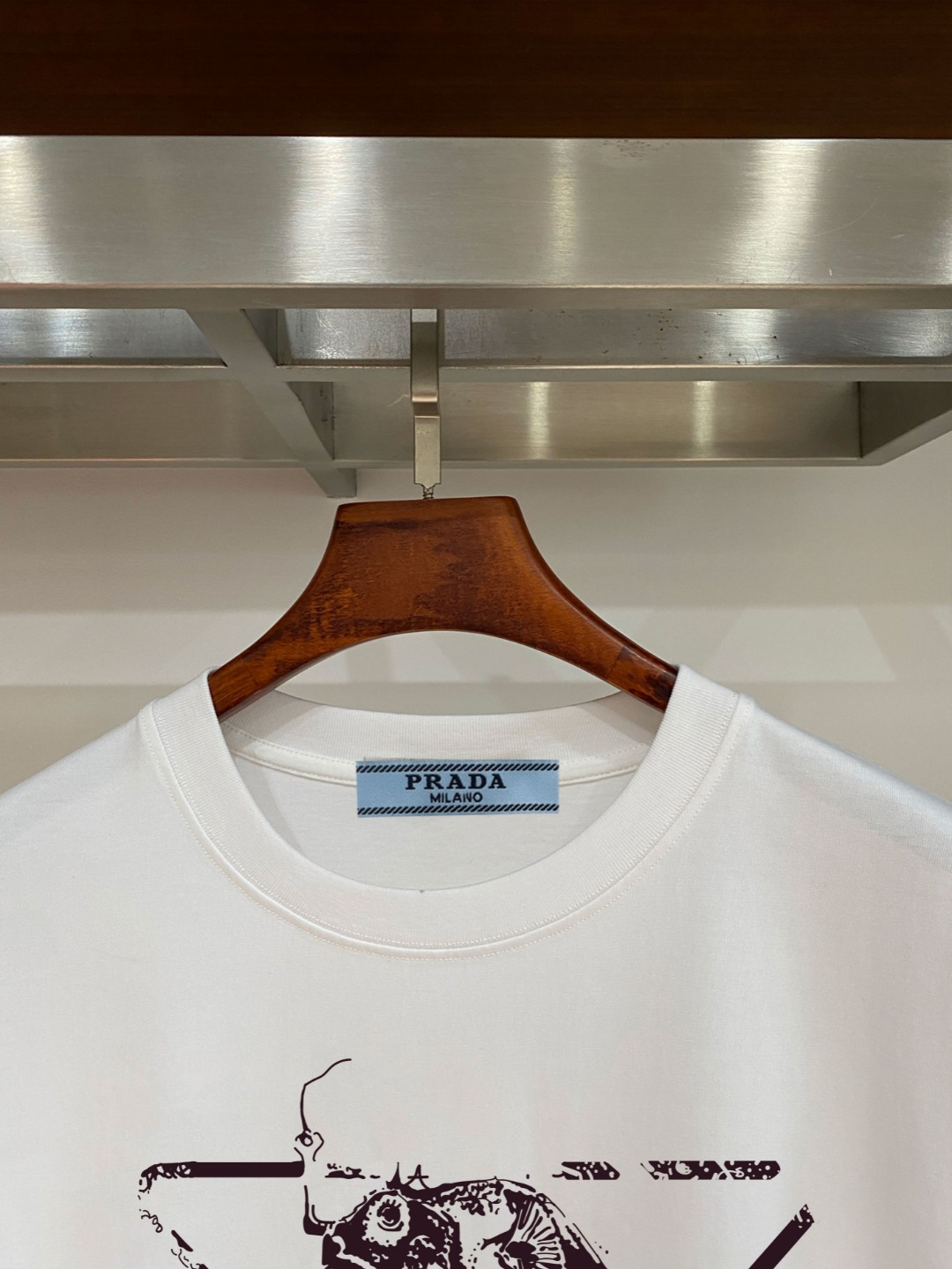 P70 普拉达PRADA 新款直喷工艺 高品质280克重磅短袖T恤，进口兄弟数码白墨直喷工艺 彰显不羁的个性与强大的气场 纯棉32支双纱面料，两遍缩水工艺，立体裁剪，面布做了蚀毛，手感非常好，亲肤透气，微宽松版型，上身舒适！ 日本Brother进口机数码直喷。色彩还原度 %，杜邦进口环保颜料，色牢度5级，经测验，洗涤100次，褪色程度不到1% 单品时尚感满满.日常出街或休闲都很百搭，轻松驾驭各种风格。色彩超鲜艳还透气，夏季必备 颜色：黑色/白色 码数：S-XL