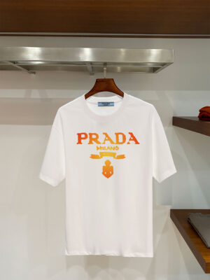weigou_197588_0_65e31a0a2f P70 普拉达PRADA 新款直喷工艺 高品质280克重磅短袖T恤,进口兄弟数码白墨直喷工艺 彰显不羁的个性与强大的气场 纯棉32支双纱面料,两遍缩水工艺,立体裁剪,面布做了蚀毛,手感非常好,亲肤透气,微宽松版型,上身舒适! 日本Brother进口机数码直喷。色彩还原度 %,杜邦进口环保颜料,色牢度5级,经测验,洗涤100次,褪色程度不到1% 单品时尚感满满.日常出街或休闲都很百搭,轻松驾驭各种风格。色彩超鲜艳还透气,夏季必备 颜色:黑色/白色 码数:S-XL