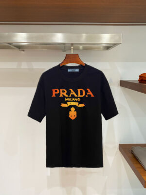 weigou_197602_0_c8ef47dfee P70 普拉达PRADA 新款直喷工艺 高品质280克重磅短袖T恤,进口兄弟数码白墨直喷工艺 彰显不羁的个性与强大的气场 纯棉32支双纱面料,两遍缩水工艺,立体裁剪,面布做了蚀毛,手感非常好,亲肤透气,微宽松版型,上身舒适! 日本Brother进口机数码直喷。色彩还原度 %,杜邦进口环保颜料,色牢度5级,经测验,洗涤100次,褪色程度不到1% 单品时尚感满满.日常出街或休闲都很百搭,轻松驾驭各种风格。色彩超鲜艳还透气,夏季必备 颜色:黑色/白色 码数:S-XL