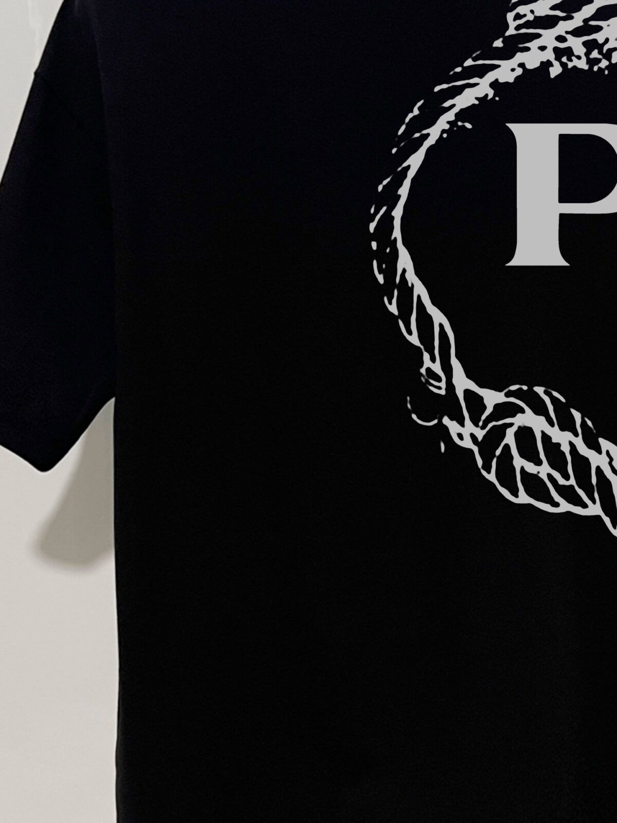 P70 普拉达PRADA 新款直喷工艺 高品质280克重磅短袖T恤，进口兄弟数码白墨直喷工艺 彰显不羁的个性与强大的气场 纯棉32支双纱面料，两遍缩水工艺，立体裁剪，面布做了蚀毛，手感非常好，亲肤透气，微宽松版型，上身舒适！ 日本Brother进口机数码直喷。色彩还原度 %，杜邦进口环保颜料，色牢度5级，经测验，洗涤100次，褪色程度不到1% 单品时尚感满满.日常出街或休闲都很百搭，轻松驾驭各种风格。色彩超鲜艳还透气，夏季必备 颜色：黑色/白色 码数：S-XL