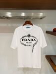 weigou_197630_0_ab140f8310 P70 普拉达PRADA 新款直喷工艺 高品质280克重磅短袖T恤,进口兄弟数码白墨直喷工艺 彰显不羁的个性与强大的气场 纯棉32支双纱面料,两遍缩水工艺,立体裁剪,面布做了蚀毛,手感非常好,亲肤透气,微宽松版型,上身舒适! 日本Brother进口机数码直喷。色彩还原度 %,杜邦进口环保颜料,色牢度5级,经测验,洗涤100次,褪色程度不到1% 单品时尚感满满.日常出街或休闲都很百搭,轻松驾驭各种风格。色彩超鲜艳还透气,夏季必备 颜色:黑色/白色 码数:S-XL
