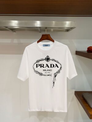 weigou_197630_0_ab140f8310 P70 普拉达PRADA 新款直喷工艺 高品质280克重磅短袖T恤,进口兄弟数码白墨直喷工艺 彰显不羁的个性与强大的气场 纯棉32支双纱面料,两遍缩水工艺,立体裁剪,面布做了蚀毛,手感非常好,亲肤透气,微宽松版型,上身舒适! 日本Brother进口机数码直喷。色彩还原度 %,杜邦进口环保颜料,色牢度5级,经测验,洗涤100次,褪色程度不到1% 单品时尚感满满.日常出街或休闲都很百搭,轻松驾驭各种风格。色彩超鲜艳还透气,夏季必备 颜色:黑色/白色 码数:S-XL
