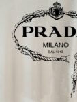 weigou_197630_1_6d596a9197 P70 普拉达PRADA 新款直喷工艺 高品质280克重磅短袖T恤,进口兄弟数码白墨直喷工艺 彰显不羁的个性与强大的气场 纯棉32支双纱面料,两遍缩水工艺,立体裁剪,面布做了蚀毛,手感非常好,亲肤透气,微宽松版型,上身舒适! 日本Brother进口机数码直喷。色彩还原度 %,杜邦进口环保颜料,色牢度5级,经测验,洗涤100次,褪色程度不到1% 单品时尚感满满.日常出街或休闲都很百搭,轻松驾驭各种风格。色彩超鲜艳还透气,夏季必备 颜色:黑色/白色 码数:S-XL