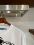 weigou_197630_2_3b1d464fb0 P70 普拉达PRADA 新款直喷工艺 高品质280克重磅短袖T恤,进口兄弟数码白墨直喷工艺 彰显不羁的个性与强大的气场 纯棉32支双纱面料,两遍缩水工艺,立体裁剪,面布做了蚀毛,手感非常好,亲肤透气,微宽松版型,上身舒适! 日本Brother进口机数码直喷。色彩还原度 %,杜邦进口环保颜料,色牢度5级,经测验,洗涤100次,褪色程度不到1% 单品时尚感满满.日常出街或休闲都很百搭,轻松驾驭各种风格。色彩超鲜艳还透气,夏季必备 颜色:黑色/白色 码数:S-XL