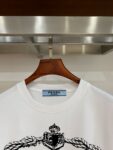 weigou_197630_3_508b7e1228 P70 普拉达PRADA 新款直喷工艺 高品质280克重磅短袖T恤,进口兄弟数码白墨直喷工艺 彰显不羁的个性与强大的气场 纯棉32支双纱面料,两遍缩水工艺,立体裁剪,面布做了蚀毛,手感非常好,亲肤透气,微宽松版型,上身舒适! 日本Brother进口机数码直喷。色彩还原度 %,杜邦进口环保颜料,色牢度5级,经测验,洗涤100次,褪色程度不到1% 单品时尚感满满.日常出街或休闲都很百搭,轻松驾驭各种风格。色彩超鲜艳还透气,夏季必备 颜色:黑色/白色 码数:S-XL