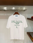 P70 普拉达PRADA 新款直喷工艺 高品质280克重磅短袖T恤，进口兄弟数码白墨直喷工艺 彰显不羁的个性与强大的气场 纯棉32支双纱面料，两遍缩水工艺，立体裁剪，面布做了蚀毛，手感非常好，亲肤透气，微宽松版型，上身舒适！ 日本Brother进口机数码直喷。色彩还原度 %，杜邦进口环保颜料，色牢度5级，经测验，洗涤100次，褪色程度不到1% 单品时尚感满满.日常出街或休闲都很百搭，轻松驾驭各种风格。色彩超鲜艳还透气，夏季必备 颜色：黑色/白色 码数：S-XL