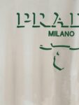 P70 普拉达PRADA 新款直喷工艺 高品质280克重磅短袖T恤，进口兄弟数码白墨直喷工艺 彰显不羁的个性与强大的气场 纯棉32支双纱面料，两遍缩水工艺，立体裁剪，面布做了蚀毛，手感非常好，亲肤透气，微宽松版型，上身舒适！ 日本Brother进口机数码直喷。色彩还原度 %，杜邦进口环保颜料，色牢度5级，经测验，洗涤100次，褪色程度不到1% 单品时尚感满满.日常出街或休闲都很百搭，轻松驾驭各种风格。色彩超鲜艳还透气，夏季必备 颜色：黑色/白色 码数：S-XL