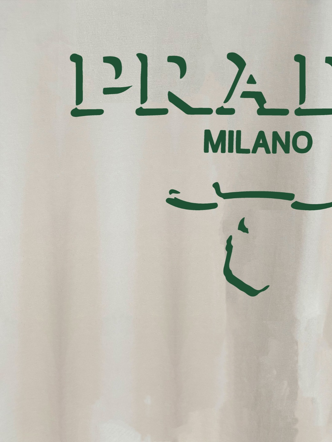 P70 普拉达PRADA 新款直喷工艺 高品质280克重磅短袖T恤，进口兄弟数码白墨直喷工艺 彰显不羁的个性与强大的气场 纯棉32支双纱面料，两遍缩水工艺，立体裁剪，面布做了蚀毛，手感非常好，亲肤透气，微宽松版型，上身舒适！ 日本Brother进口机数码直喷。色彩还原度 %，杜邦进口环保颜料，色牢度5级，经测验，洗涤100次，褪色程度不到1% 单品时尚感满满.日常出街或休闲都很百搭，轻松驾驭各种风格。色彩超鲜艳还透气，夏季必备 颜色：黑色/白色 码数：S-XL